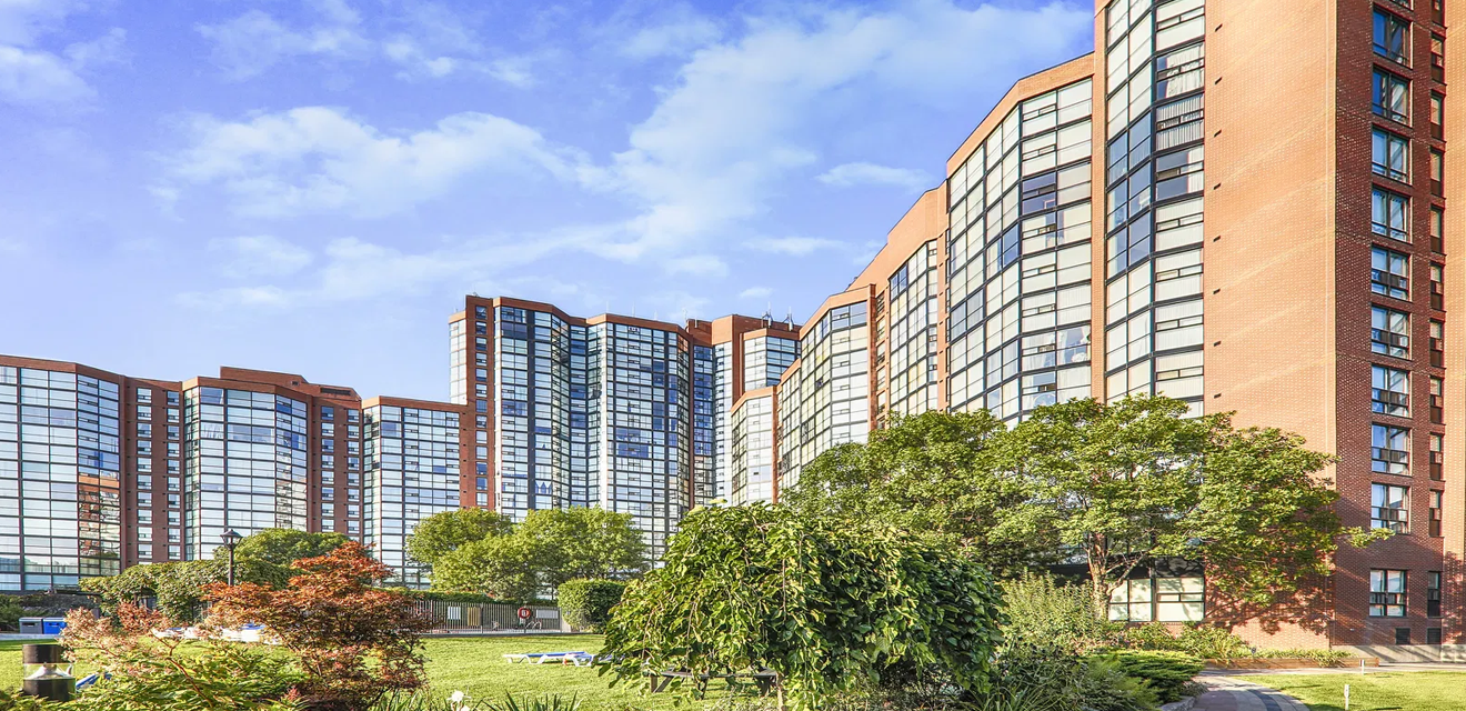 The Summit Condos at 701, 705, 725 King St W –  Exterior